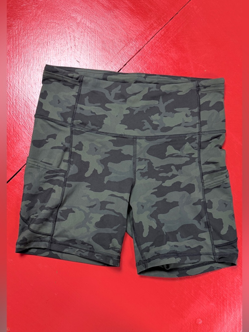 LULULEMON FAST AND FREE 6 inch green camouflage short side pockets size 8